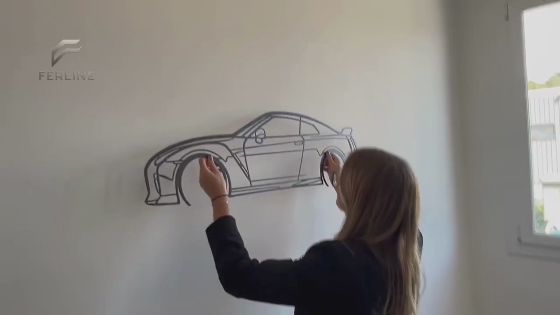 Charger la vidéo : Personne qui met en avant les produits ferline en les mettant sur le mur.